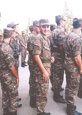 Հովսեփ Խաչատրյանը զինվորական ընկերների հետ